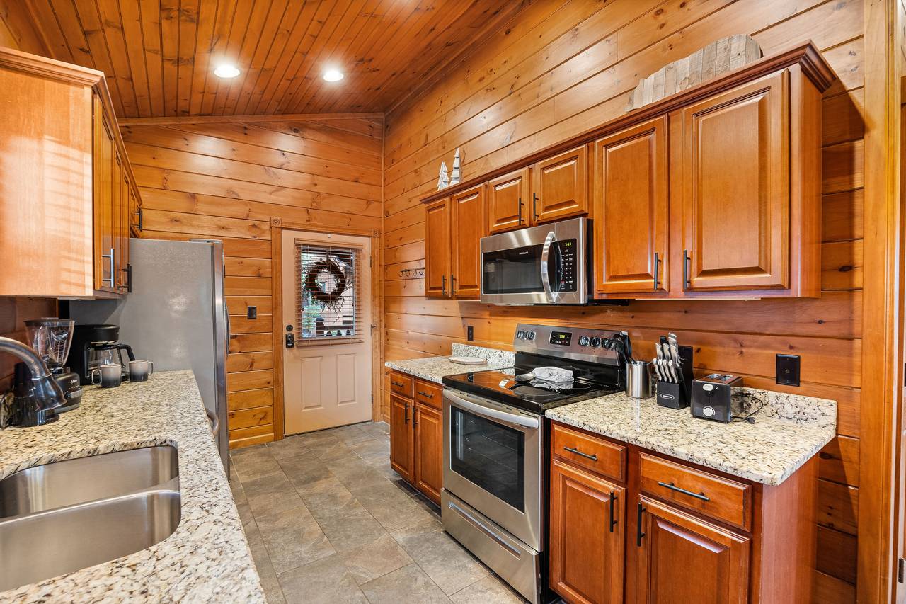 Fully equipped kitchen: cook/dinner/bake/silver-ware provided Fully equipped kitchen: cook/dinner/bake/silver-ware provided