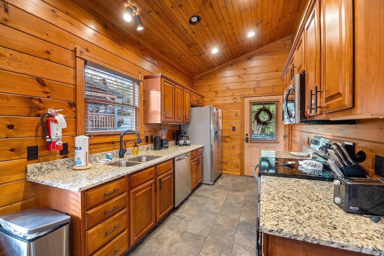 Fully equipped kitchen: cook/dinner/bake/silver-ware provided Fully equipped kitchen: cook/dinner/bake/silver-ware provided