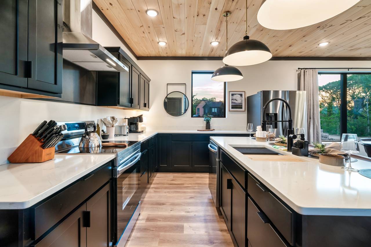 Fully equipped kitchen: cook/bake/dinner/silver-ware provided Fully equipped kitchen: cook/bake/dinner/silver-ware provided