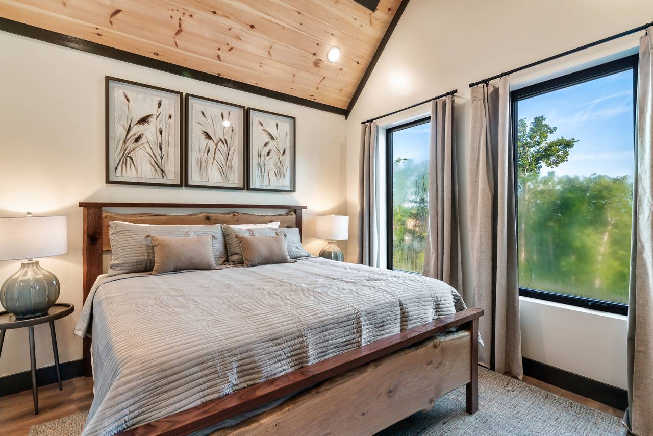 3rd Upper level king with TV and ensuite full bathroom 3rd Upper level king with TV and ensuite full bathroom