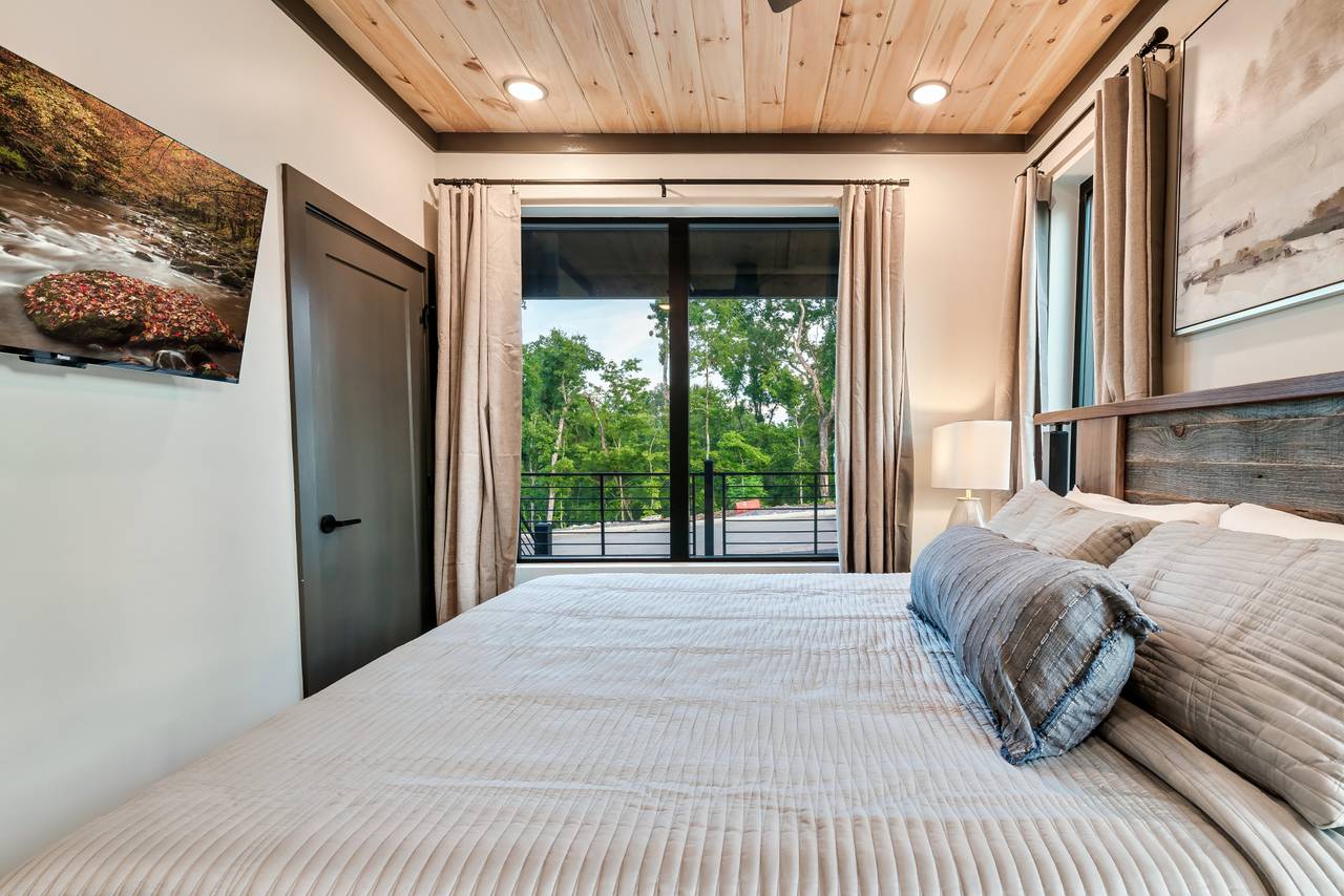 2nd entry level king with ensuite full bath & TV 2nd entry level king with ensuite full bath & TV