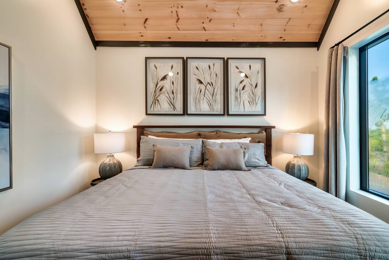3rd Upper level king with TV and ensuite full bathroom 3rd Upper level king with TV and ensuite full bathroom