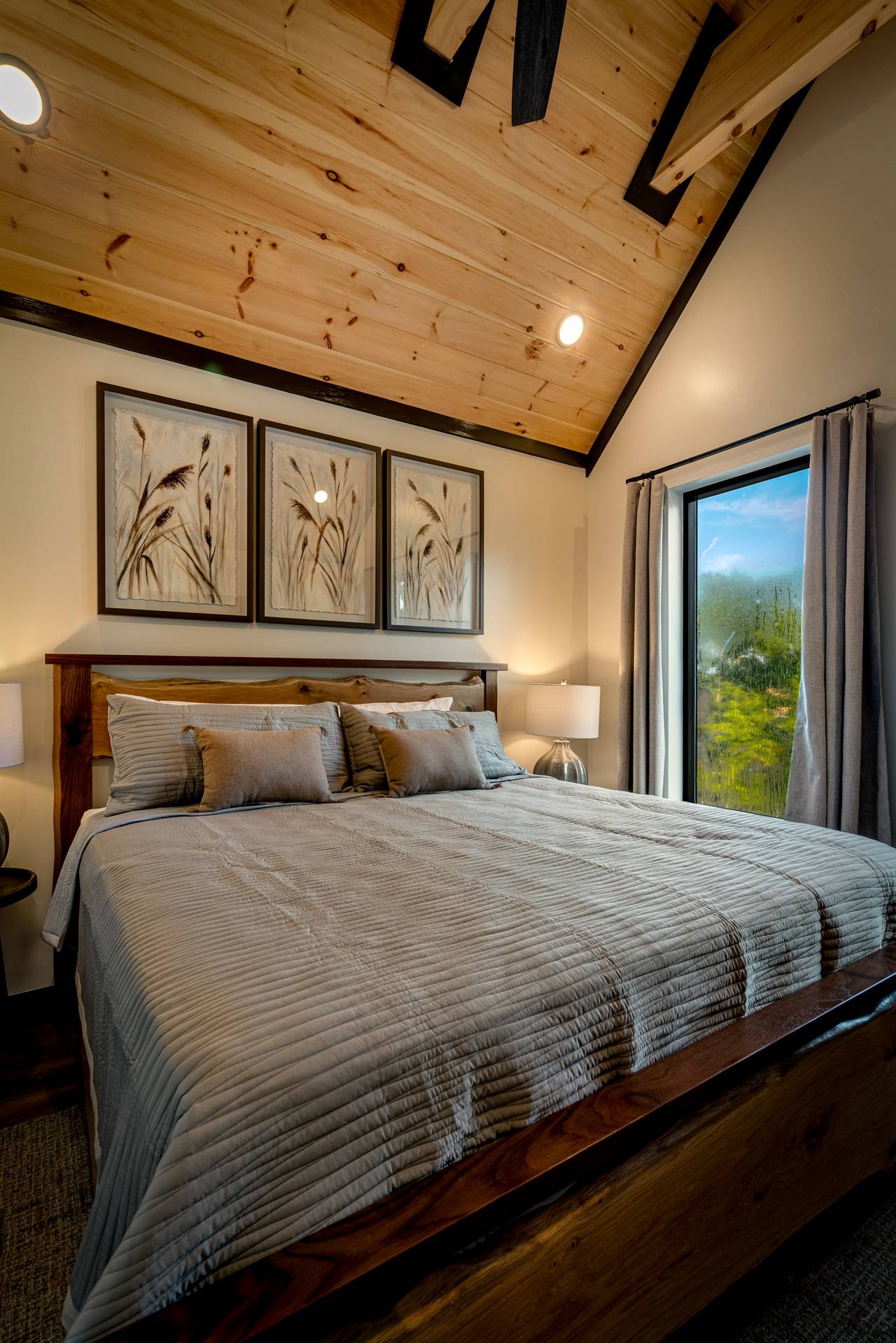 3rd Upper level king with TV and ensuite full bathroom 3rd Upper level king with TV and ensuite full bathroom