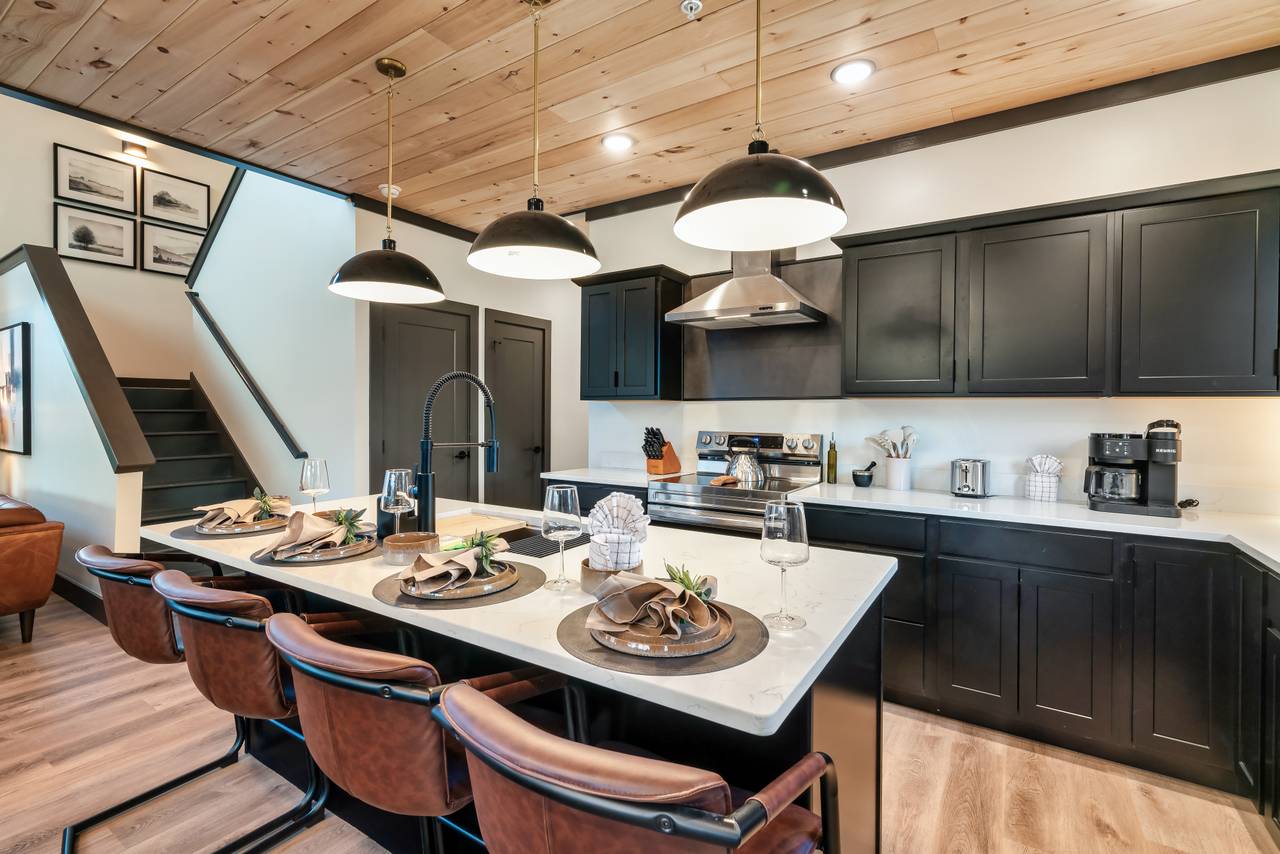 Fully equipped kitchen: cook/bake/dinner/silver-ware provided Fully equipped kitchen: cook/bake/dinner/silver-ware provided