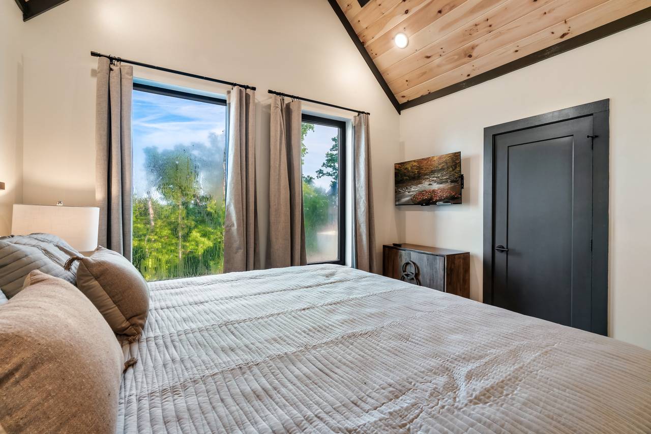 3rd Upper level king with TV and ensuite full bathroom 3rd Upper level king with TV and ensuite full bathroom