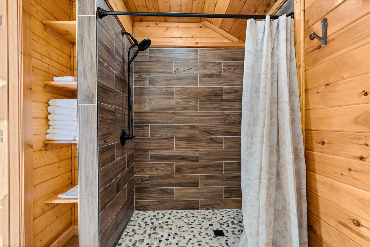 Upper ensuite w/ jetted jacuzzi tub & walk-in shower Upper ensuite w/ jetted jacuzzi tub & walk-in shower
