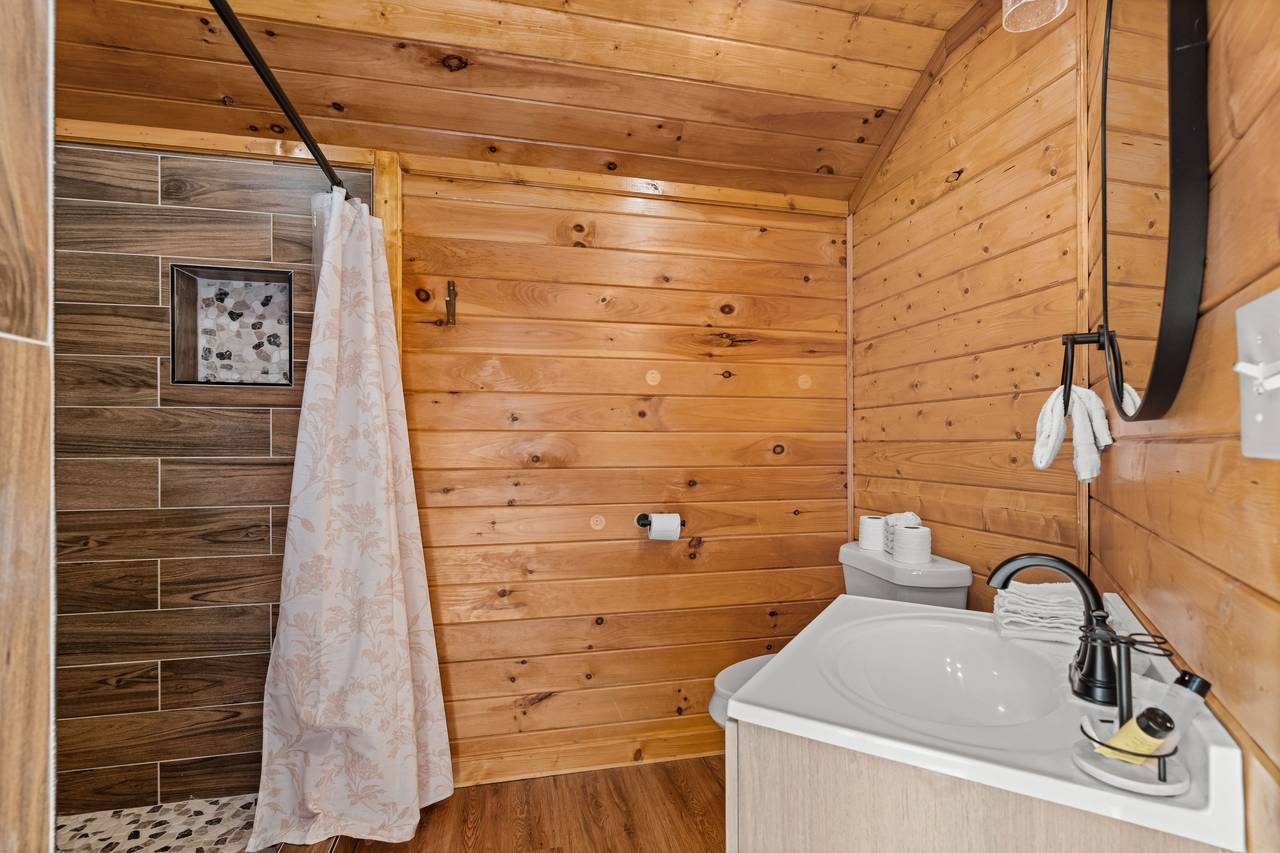 Upper ensuite w/ jetted jacuzzi tub & walk-in shower Upper ensuite w/ jetted jacuzzi tub & walk-in shower