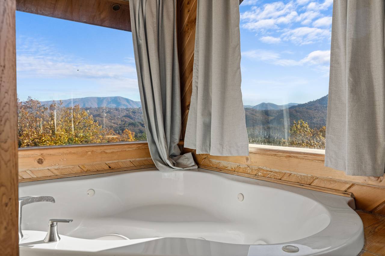 Upper king suite w/ jetted tub & walk-in shower Upper king suite w/ jetted tub & walk-in shower