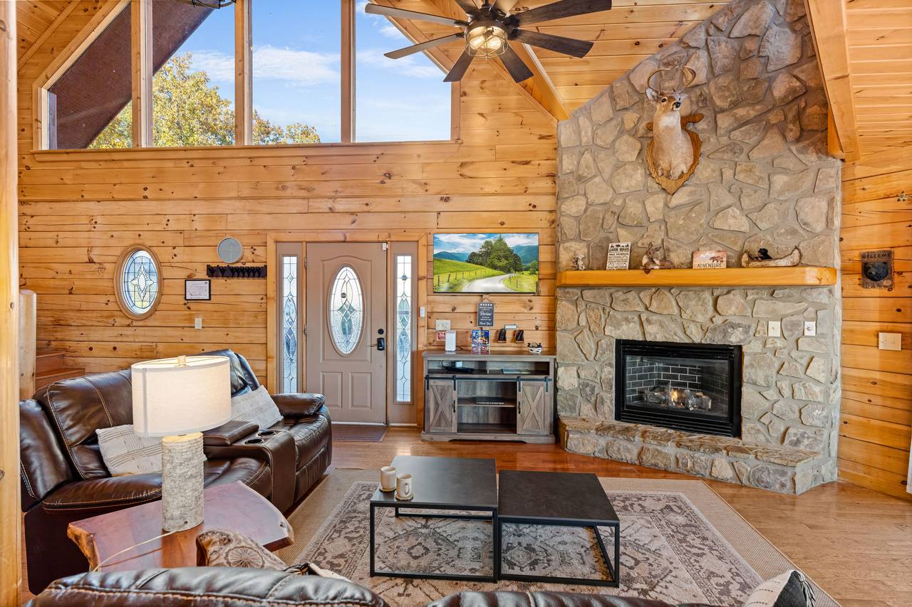 Warm living room w/ fireplace & mountain-inspired décor Warm living room w/ fireplace & mountain-inspired décor