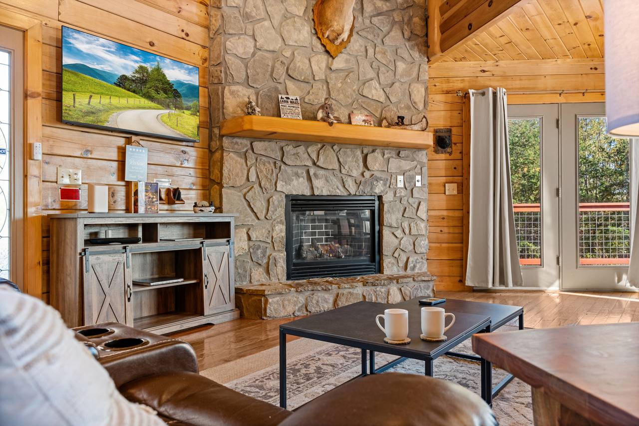 Warm living room w/ fireplace & mountain-inspired décor Warm living room w/ fireplace & mountain-inspired décor