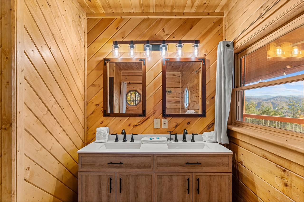 Main ensuite spacious walk-in shower Main ensuite spacious walk-in shower