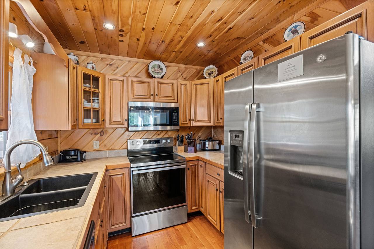 Spacious kitchen w/ stainless appliances & prep space Spacious kitchen w/ stainless appliances & prep space