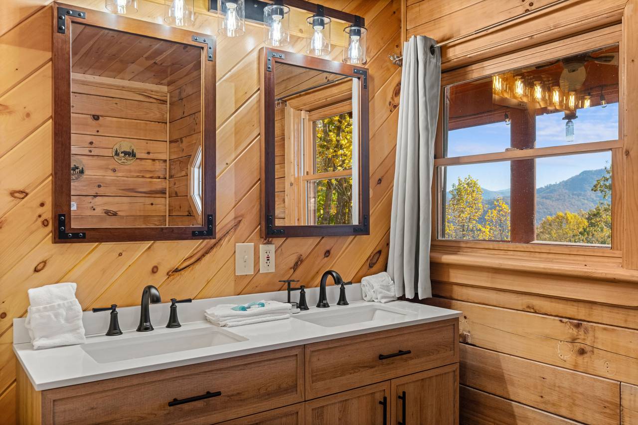 Main ensuite spacious walk-in shower Main ensuite spacious walk-in shower