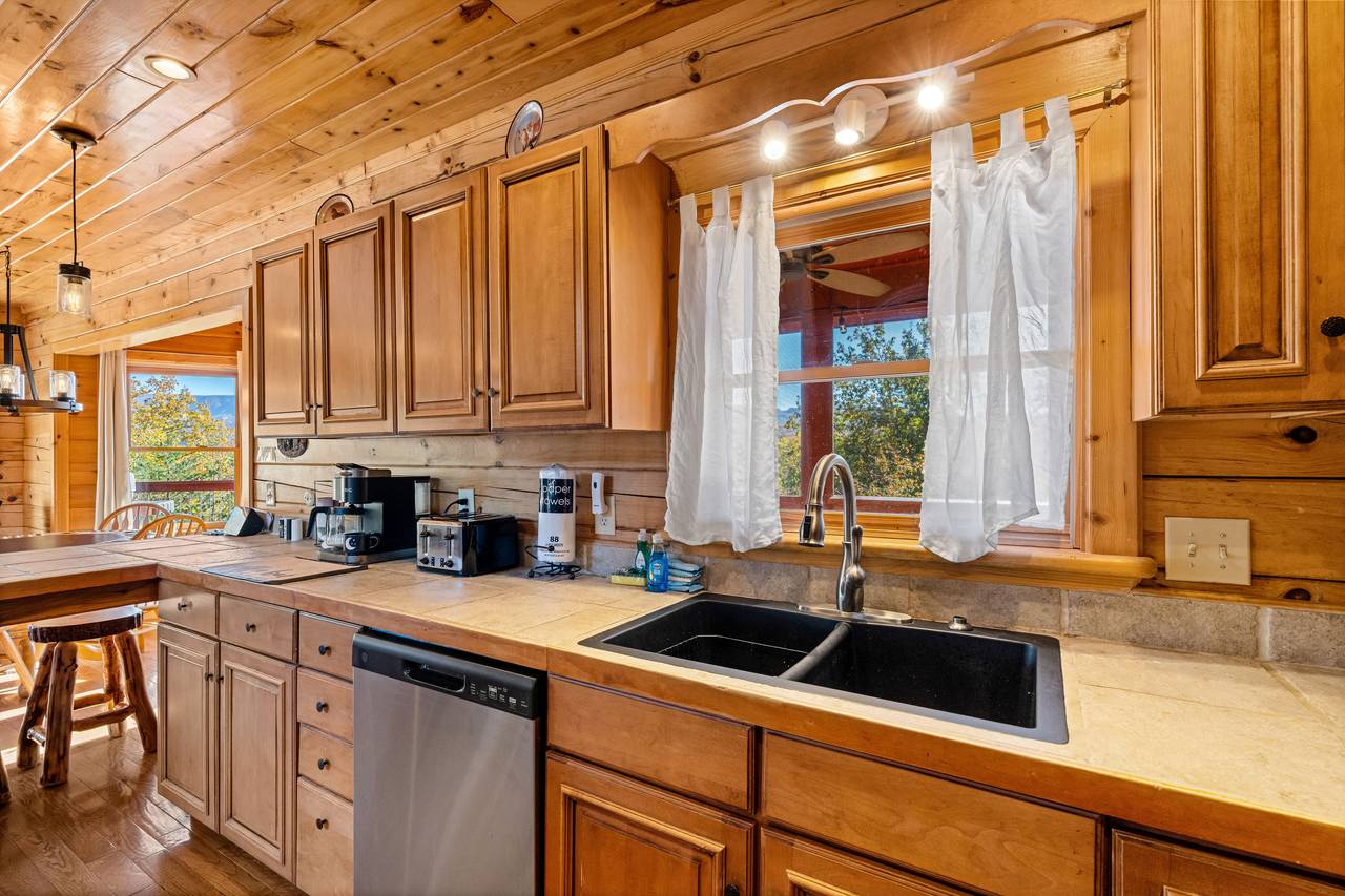 Spacious kitchen w/ stainless appliances & prep space Spacious kitchen w/ stainless appliances & prep space