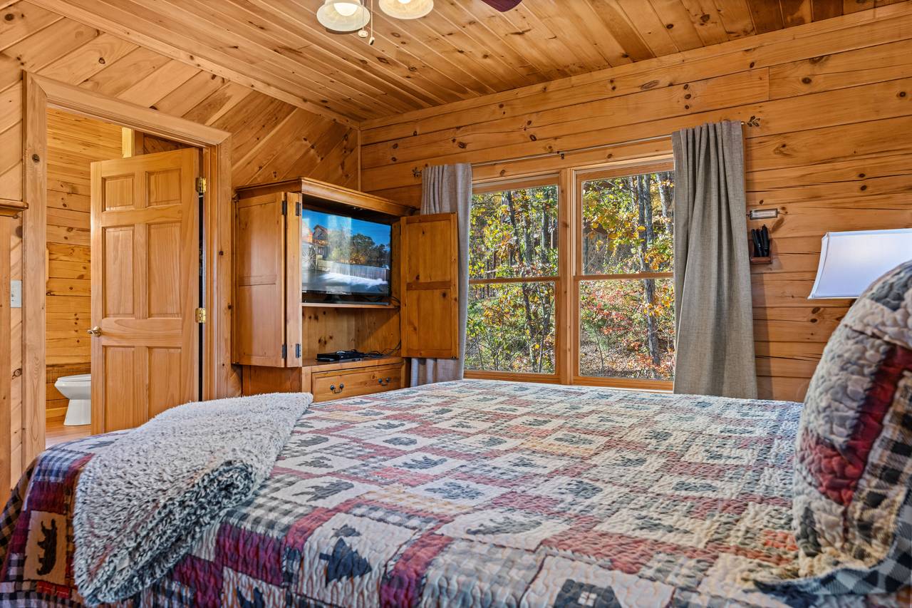 Main level king suite w/ ensuite Main level king suite w/ ensuite
