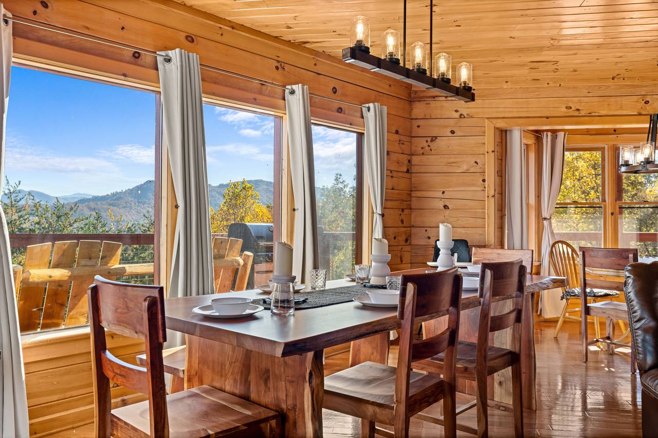 Bright dining area perfect for family meals & gatherings Bright dining area perfect for family meals & gatherings