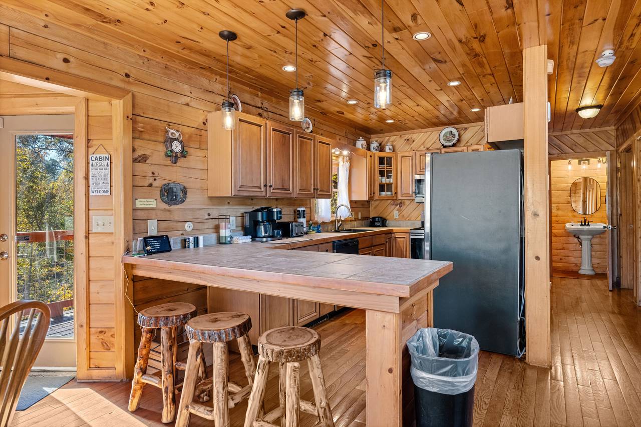 Spacious kitchen w/ stainless appliances & prep space Spacious kitchen w/ stainless appliances & prep space