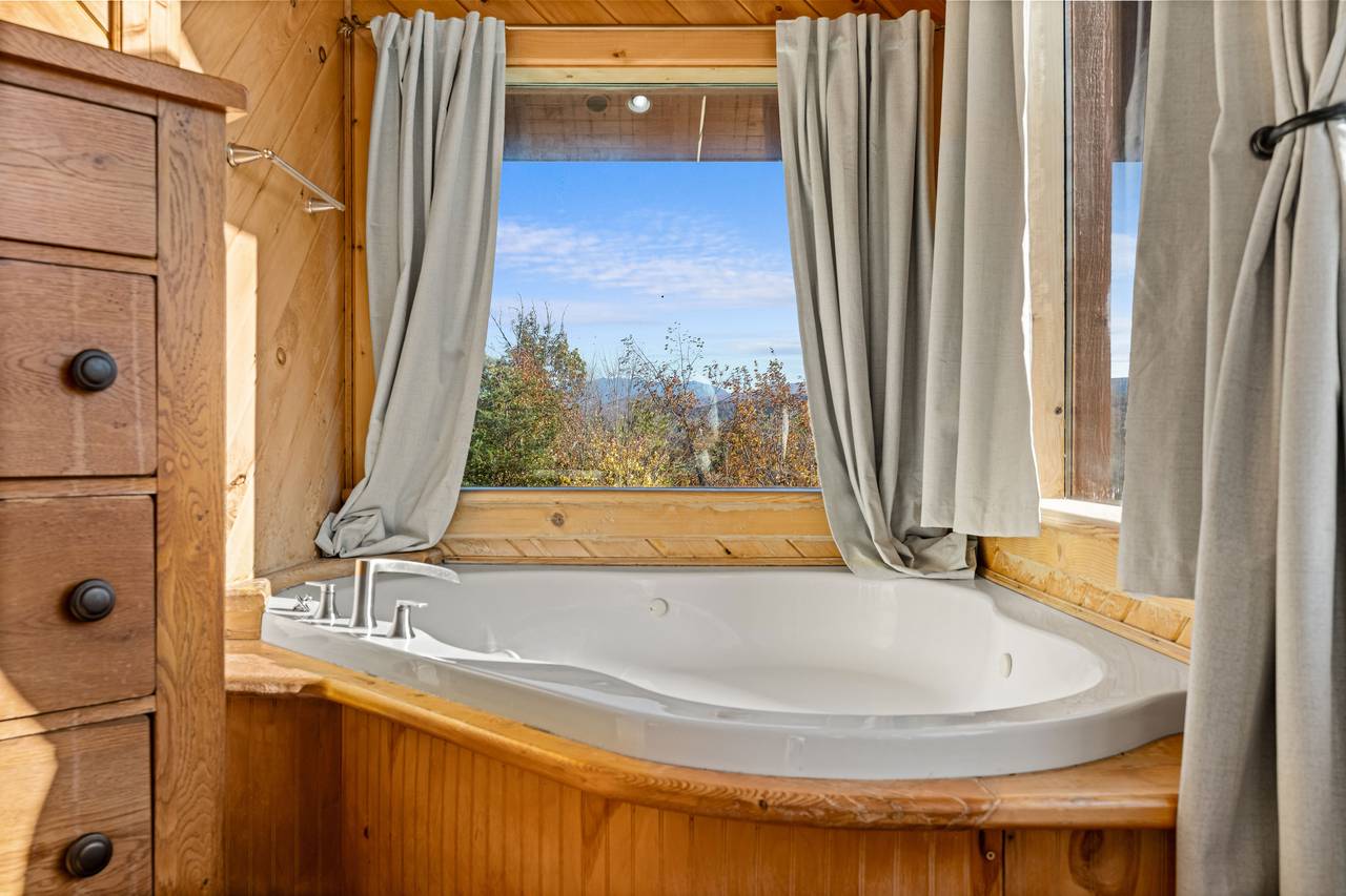 Upper ensuite w/ jetted jacuzzi tub & walk-in shower Upper ensuite w/ jetted jacuzzi tub & walk-in shower