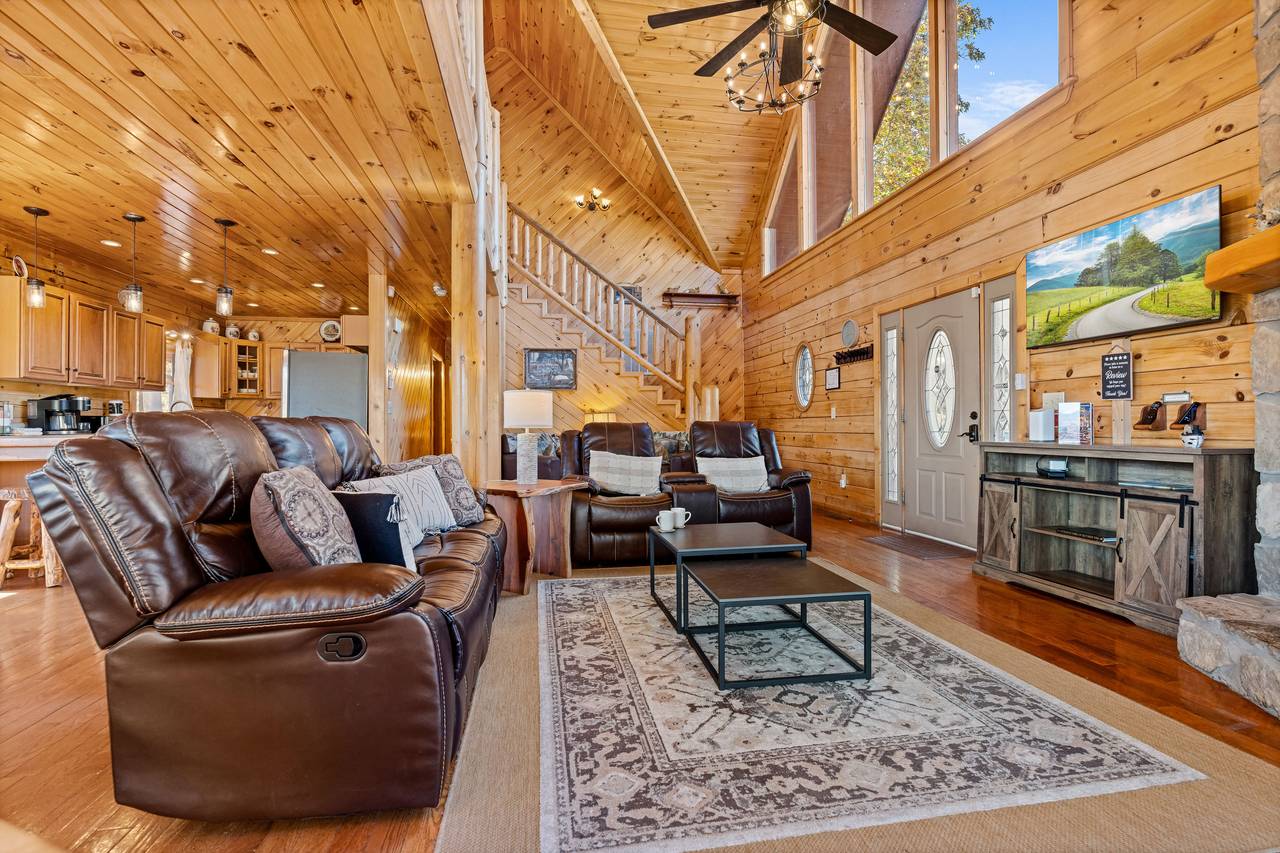 Warm living room w/ fireplace & mountain-inspired décor Warm living room w/ fireplace & mountain-inspired décor