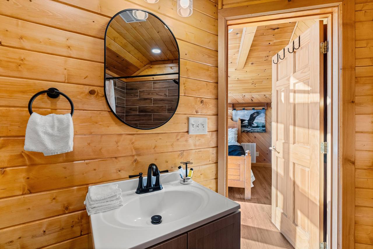 Upper ensuite w/ jetted jacuzzi tub & walk-in shower Upper ensuite w/ jetted jacuzzi tub & walk-in shower