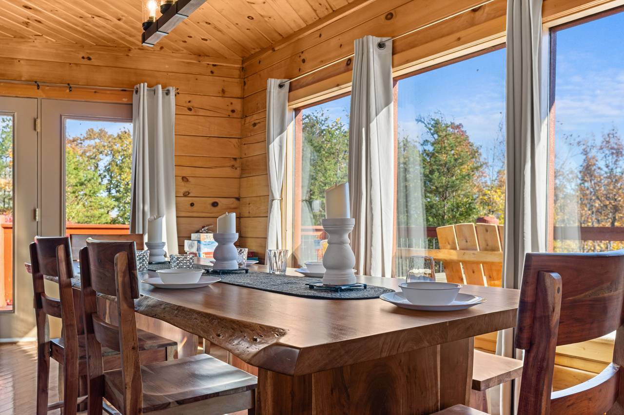 Bright dining area perfect for family meals & gatherings Bright dining area perfect for family meals & gatherings