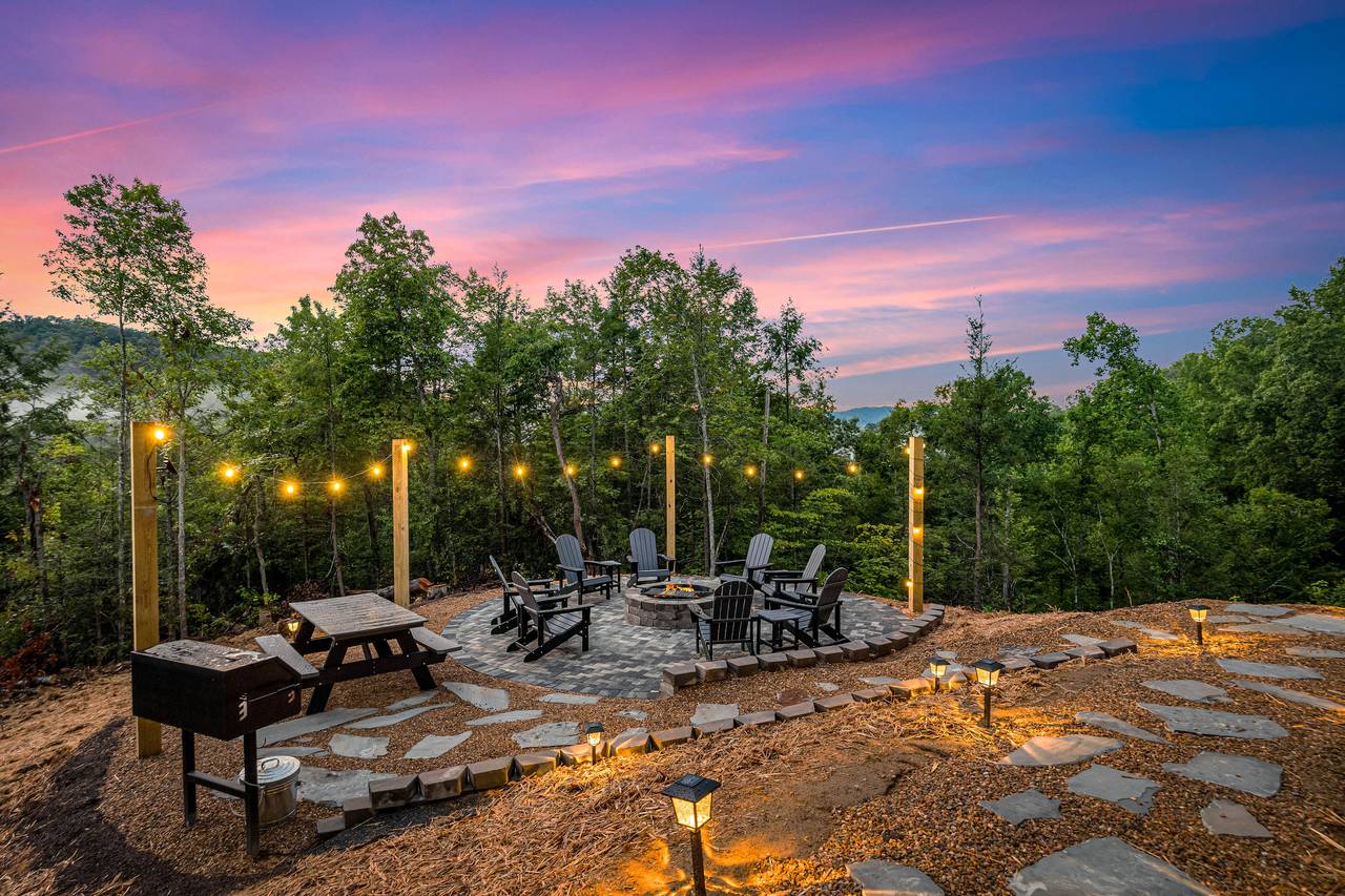 Private natural wood fire pit! Picnic table & charcoal grill! Private natural wood fire pit! Picnic table & charcoal grill!