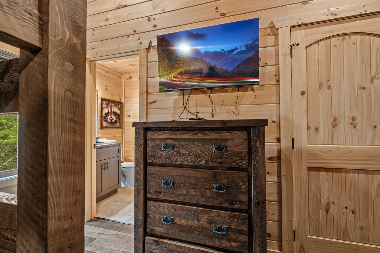 Upper level 2 queen over queen bunk beds w/TV & shared bath Upper level 2 queen over queen bunk beds w/TV & shared bath