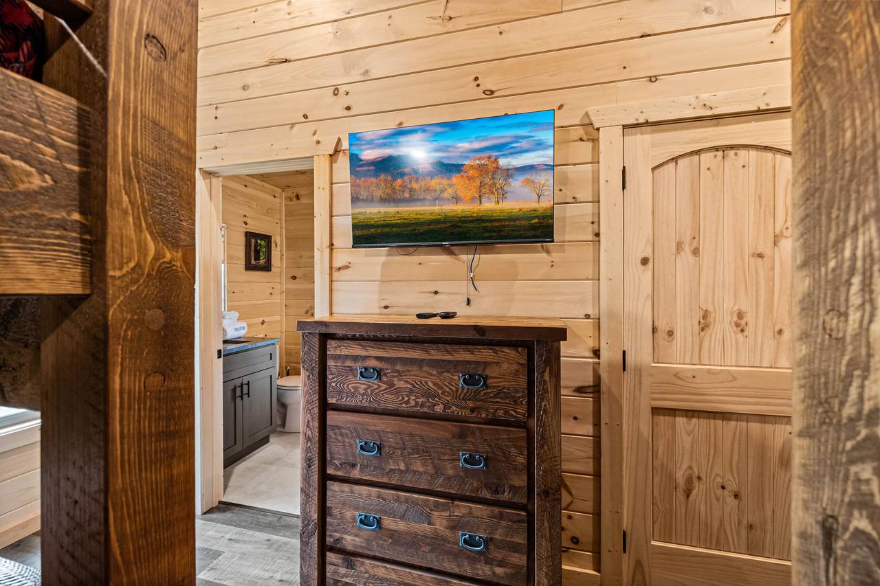Upper level 2 queen over queen bunk beds w/TV & shared bath Upper level 2 queen over queen bunk beds w/TV & shared bath