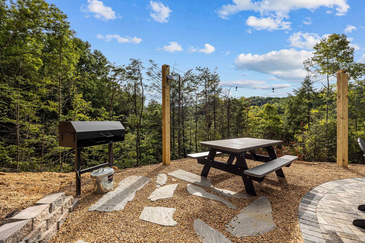 Private natural wood fire pit! Picnic table & charcoal grill! Private natural wood fire pit! Picnic table & charcoal grill!