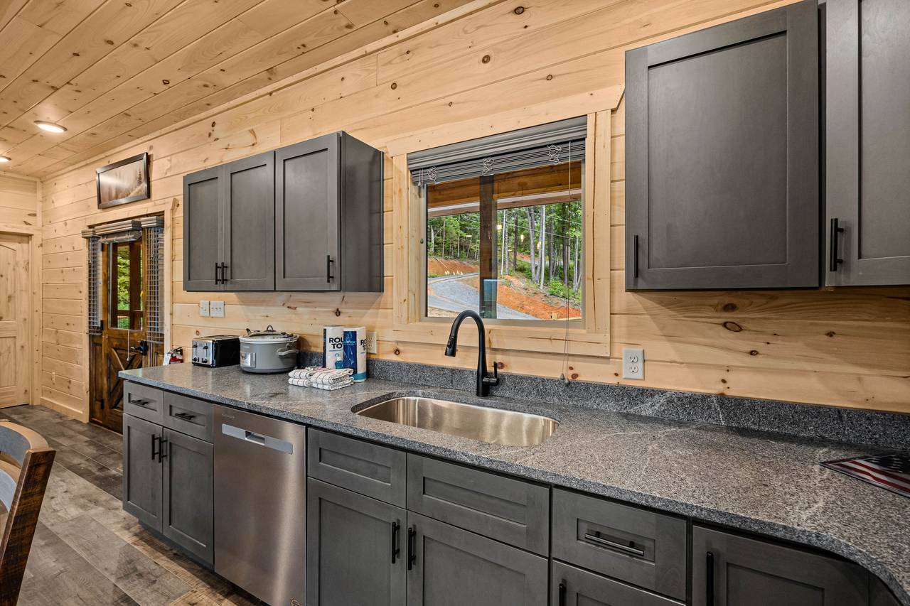 Fully equipped kitchen: cook/bake/dinner/silver-ware included Fully equipped kitchen: cook/bake/dinner/silver-ware included