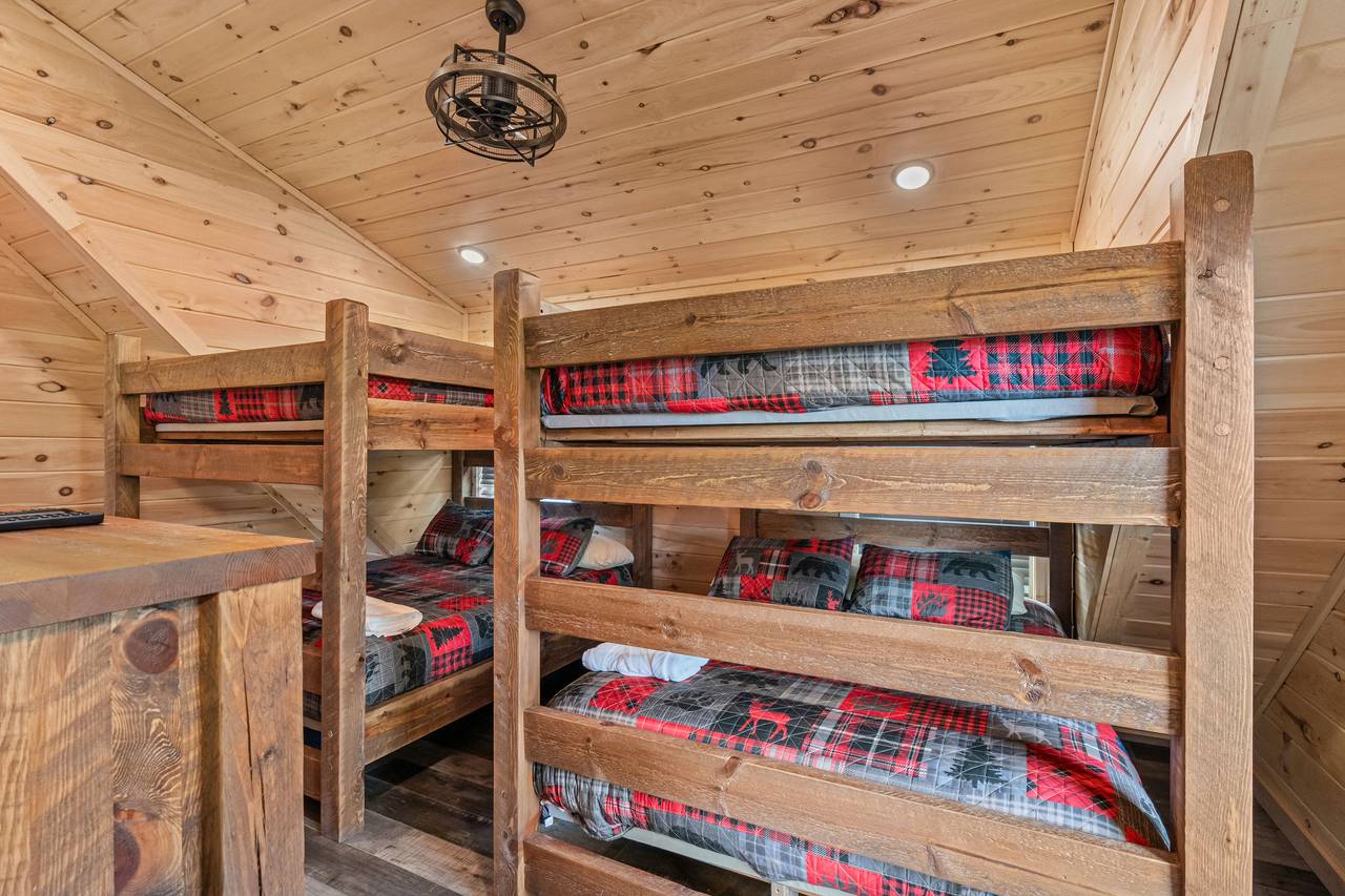 Upper level 2 queen over queen bunk beds w/TV & shared bath Upper level 2 queen over queen bunk beds w/TV & shared bath