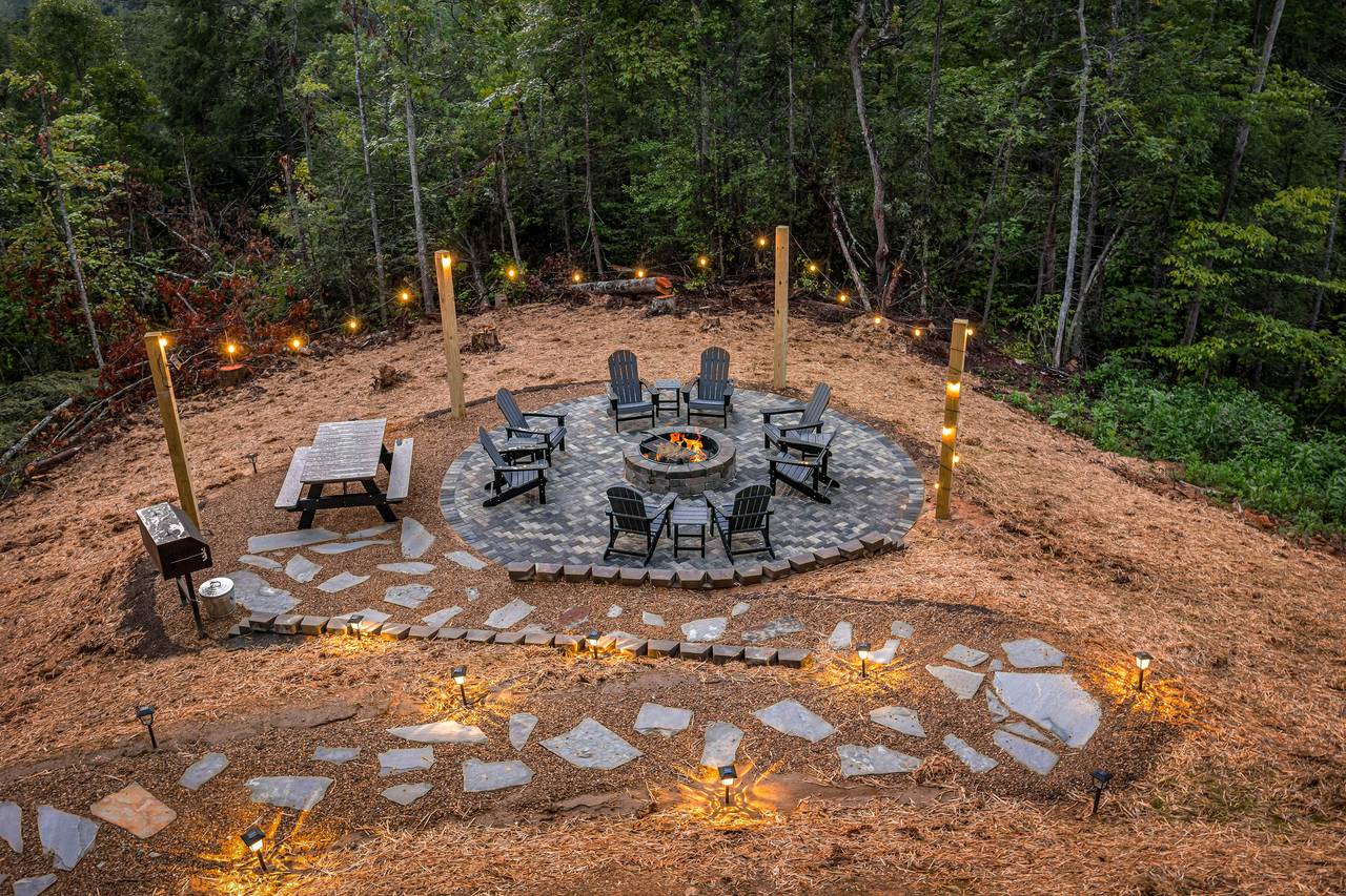 Private natural wood fire pit! Picnic table & charcoal grill! Private natural wood fire pit! Picnic table & charcoal grill!