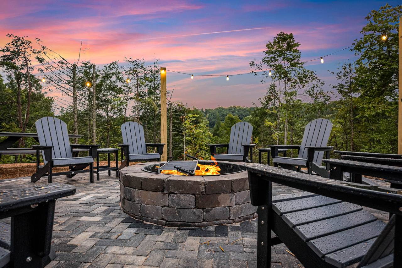 Private outdoor natural wood fire pit! Private outdoor natural wood fire pit!