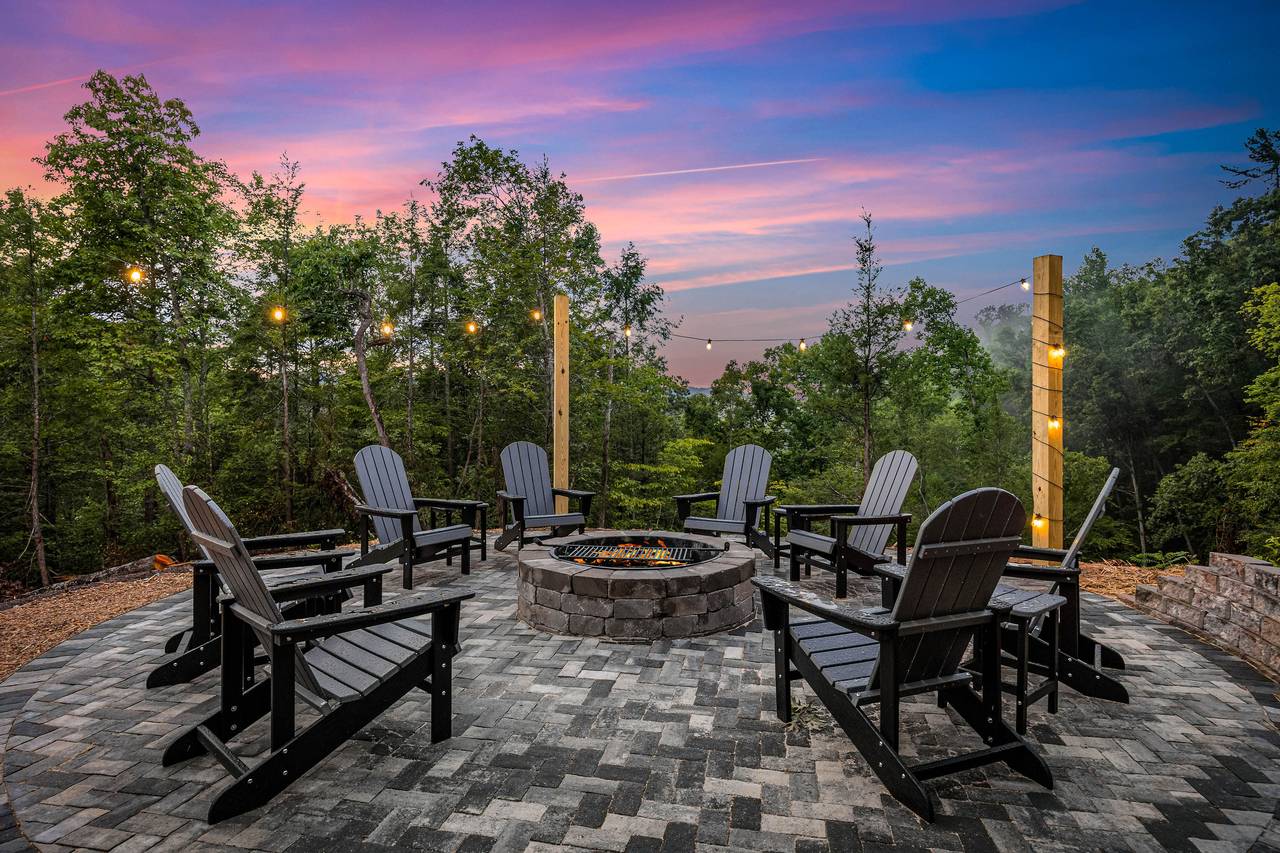 Private outdoor natural wood fire pit! Private outdoor natural wood fire pit!