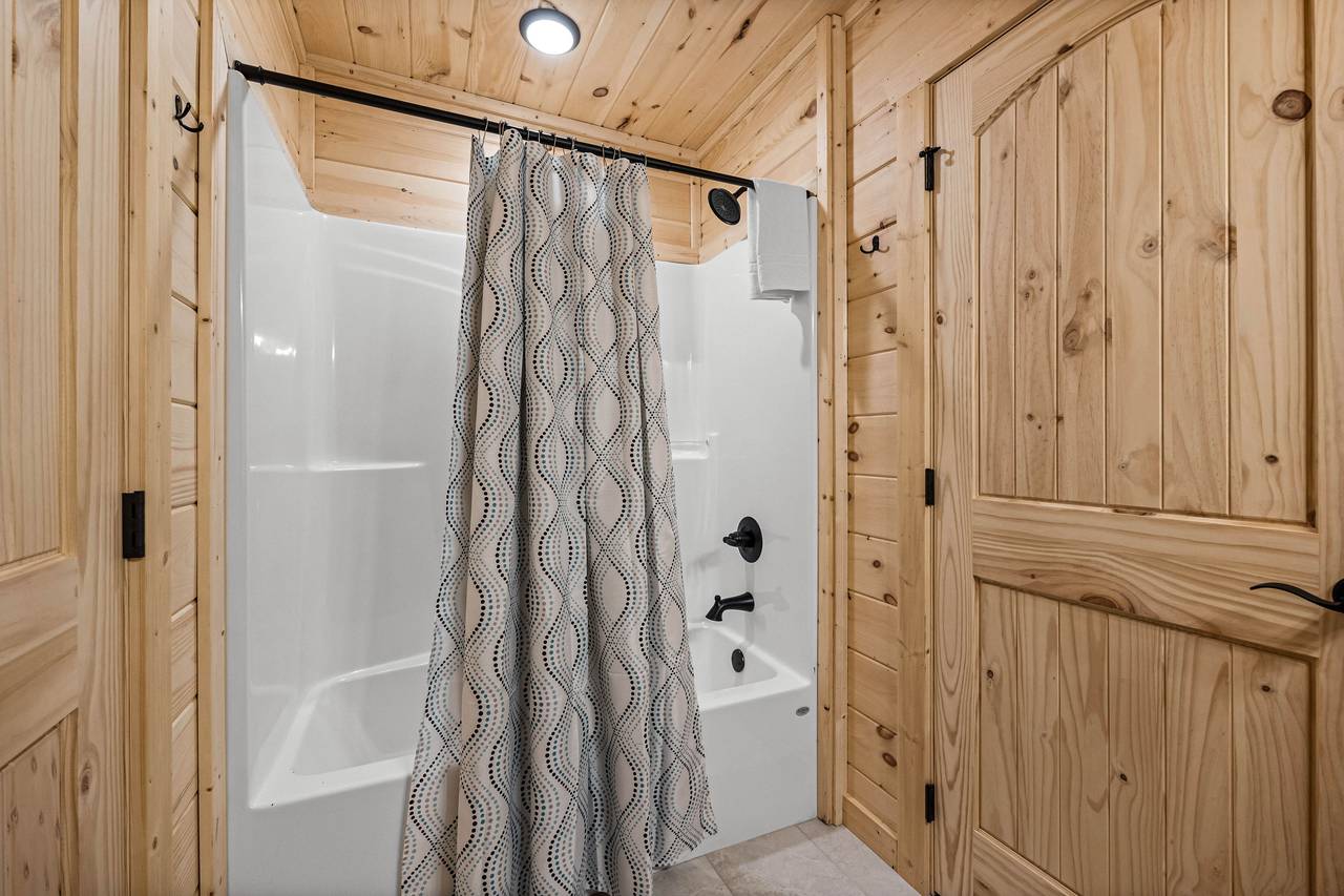 Upper level shared bath with tub/shower combo Upper level shared bath with tub/shower combo
