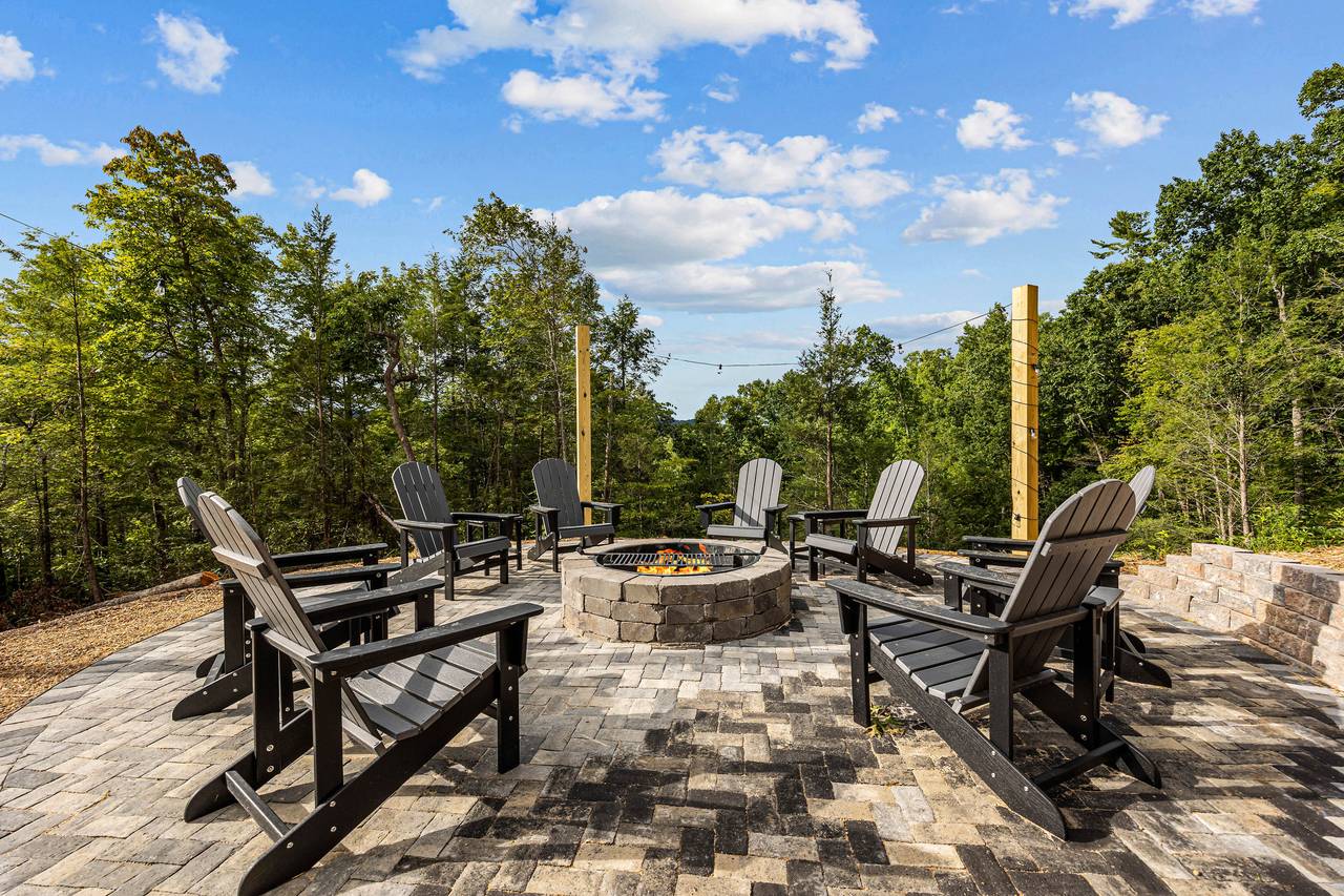 Private outdoor natural wood fire pit! Private outdoor natural wood fire pit!