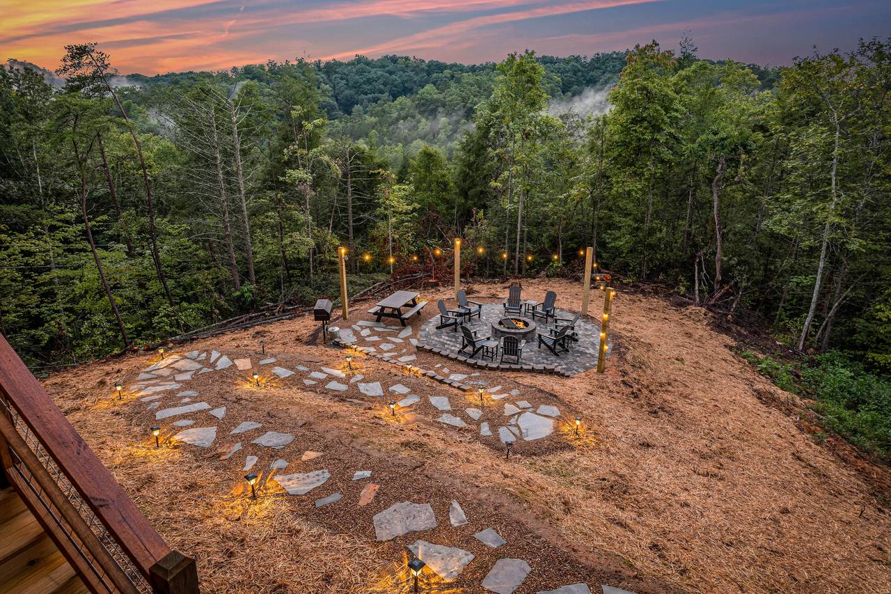 Private natural wood fire pit! Picnic table & charcoal grill! Private natural wood fire pit! Picnic table & charcoal grill!