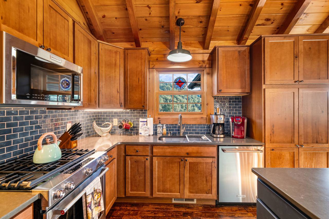 Fully equipped kitchen: Dinner/bake/silver/cook-ware provided Fully equipped kitchen: Dinner/bake/silver/cook-ware provided