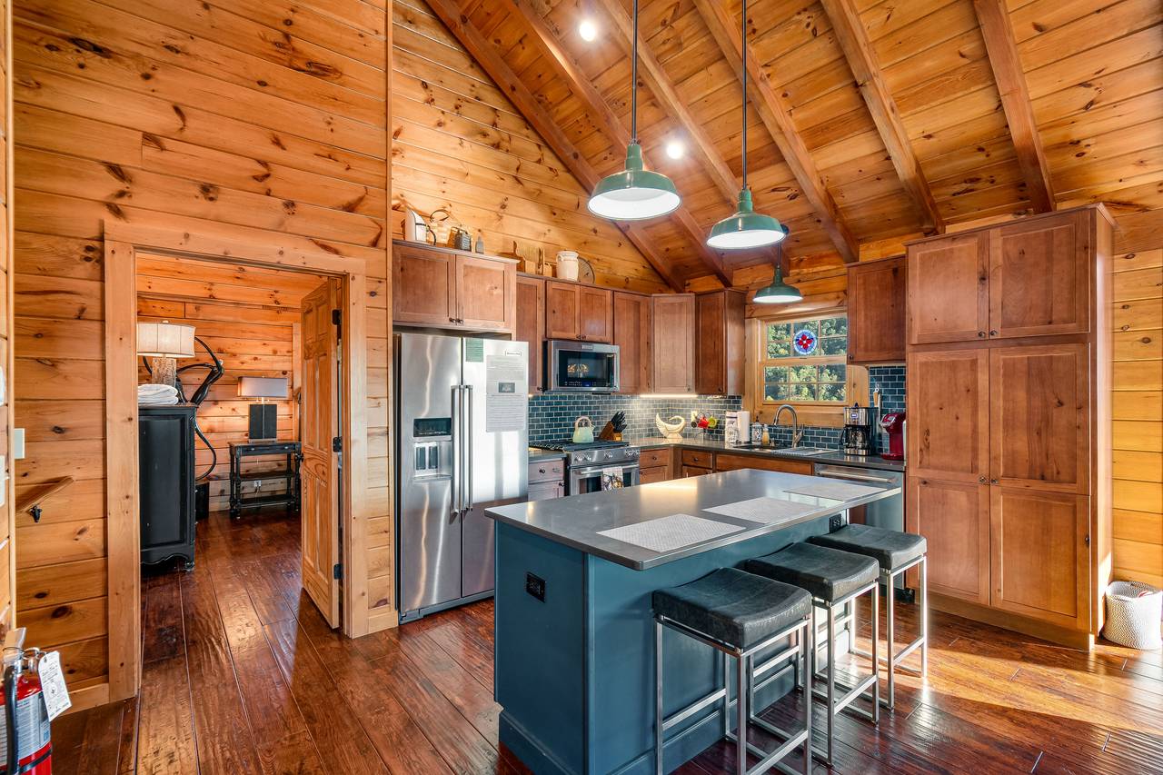 Fully equipped kitchen: Dinner/bake/silver/cook-ware provided Fully equipped kitchen: Dinner/bake/silver/cook-ware provided