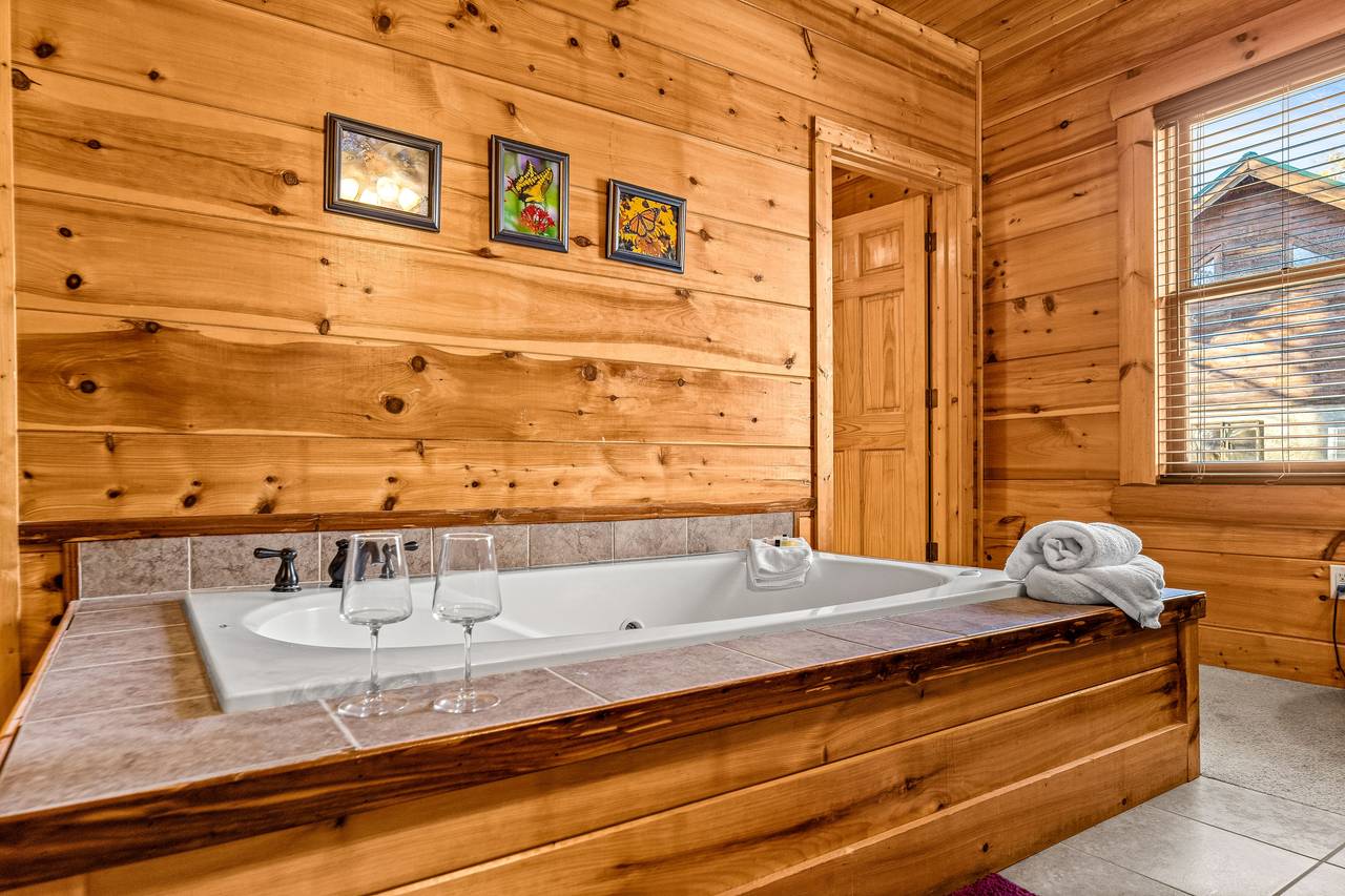 Jacuzzi tub in the entry level bedroom Jacuzzi tub in the entry level bedroom