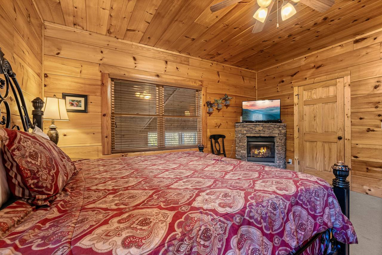 King bed with jacuzzi tub, TV, fireplace, & ensuite full bath King bed with jacuzzi tub, TV, fireplace, & ensuite full bath