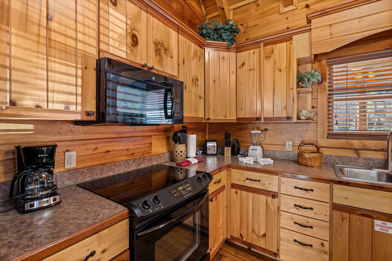 Fully equipped kitchen: dinner/cook/bake/silver-ware provided Fully equipped kitchen: dinner/cook/bake/silver-ware provided