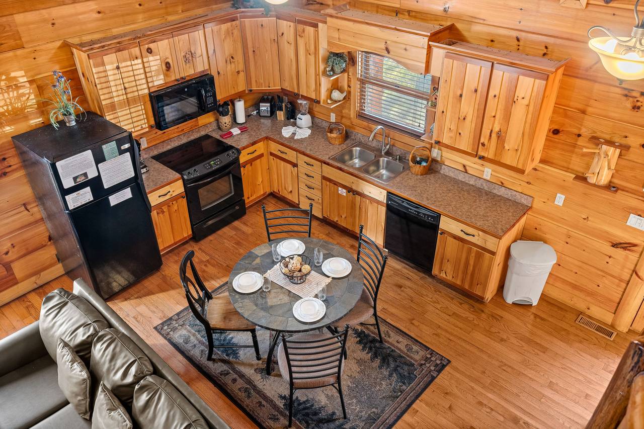 Fully equipped kitchen: dinner/cook/bake/silver-ware provided Fully equipped kitchen: dinner/cook/bake/silver-ware provided