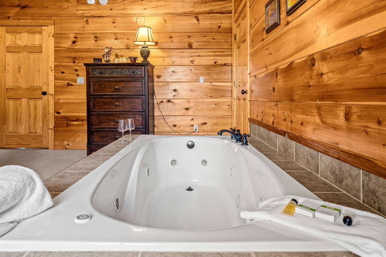 Jacuzzi tub in the entry level bedroom Jacuzzi tub in the entry level bedroom