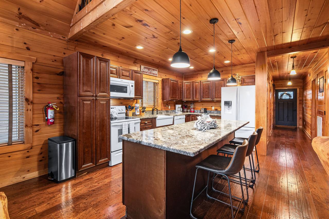 Fully equipped kitchen: cook/dinner//bake/silver-ware provided Fully equipped kitchen: cook/dinner//bake/silver-ware provided