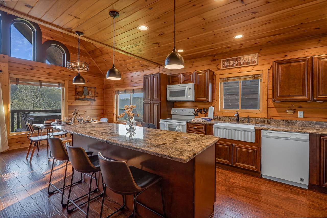 Fully equipped kitchen: cook/dinner//bake/silver-ware provided Fully equipped kitchen: cook/dinner//bake/silver-ware provided
