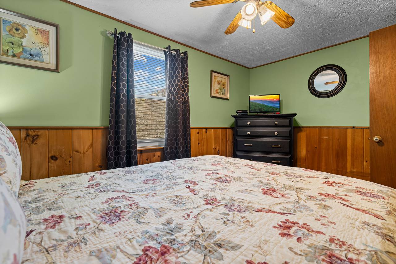 Bed 1: Entry level Queen w/TV & ensuite bath & jacuzzi tub Bed 1: Entry level Queen w/TV & ensuite bath & jacuzzi tub