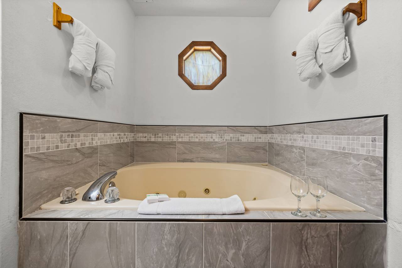 Bath 1: Ensuite bath with jacuzzi tub Bath 1: Ensuite bath with jacuzzi tub