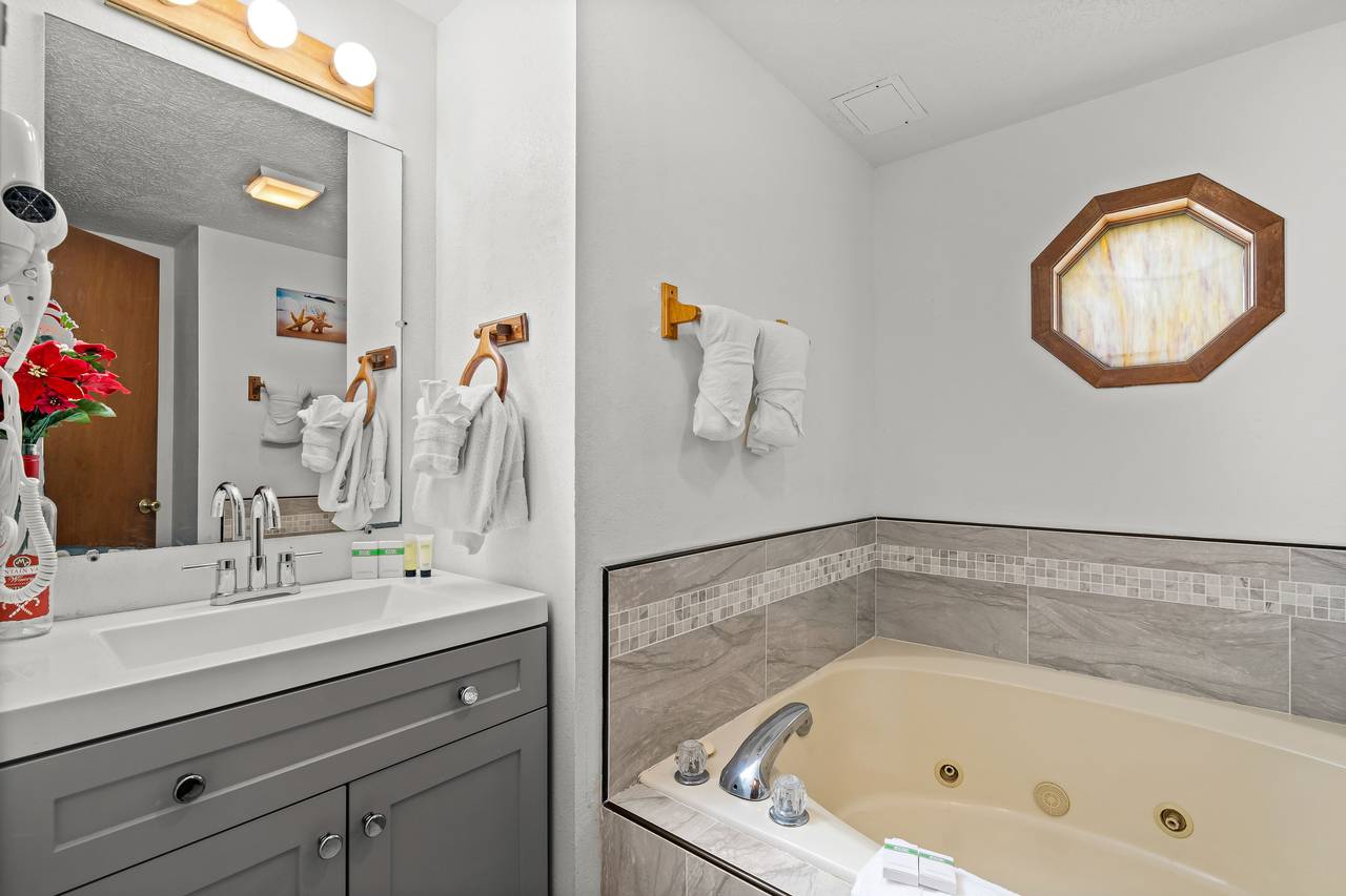 Bath 1: Ensuite bath with jacuzzi tub Bath 1: Ensuite bath with jacuzzi tub