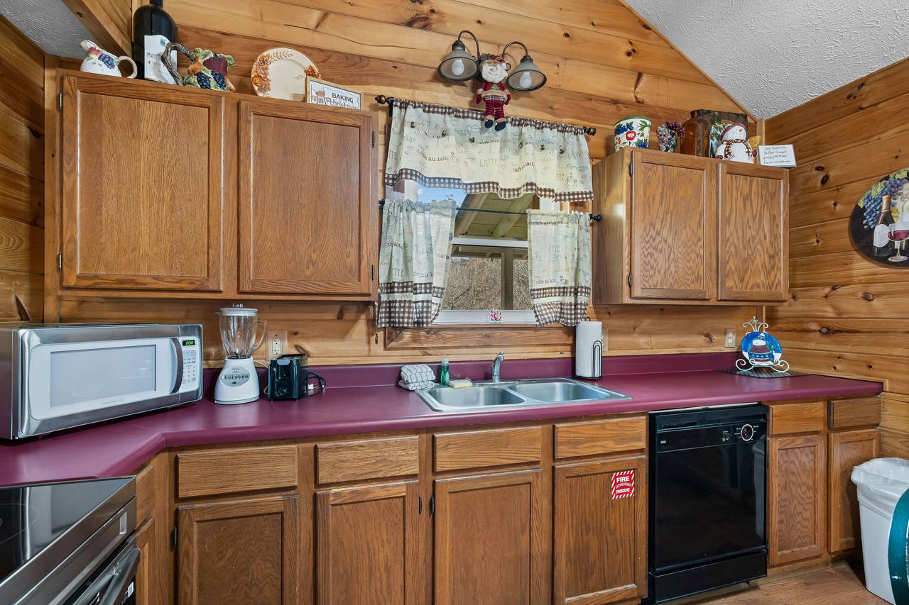 Fully equipped kitchen: Dinner/Silver/Bake/Cook-ware provided Fully equipped kitchen: Dinner/Silver/Bake/Cook-ware provided